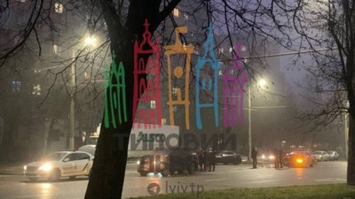У Львові у спальному районі не розминулись автомобілі