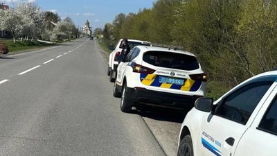 На Львівщині обстежують ями на дорогах