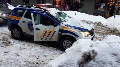 У Львові на автомобіль охорони з даху впав сніг (ФОТО)