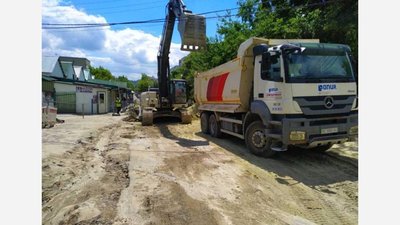 На вулиці Пилипа Орлика відновили ремонтні роботи