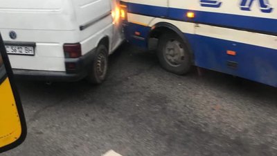 У Львові на Городоцькій маршрутка не розминулась із автомобілем (ФОТО)