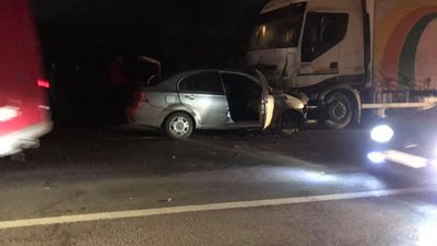 На Львівщині автомобіль "залетів" під вантажівку (ФОТО)