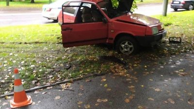 У Львові автомобіль влетів у дерево (ФОТО)