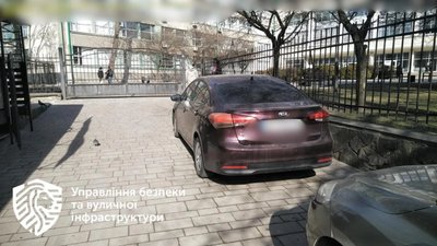У Львові на звуженій вулиці домахуються до водіїв (ФОТО)