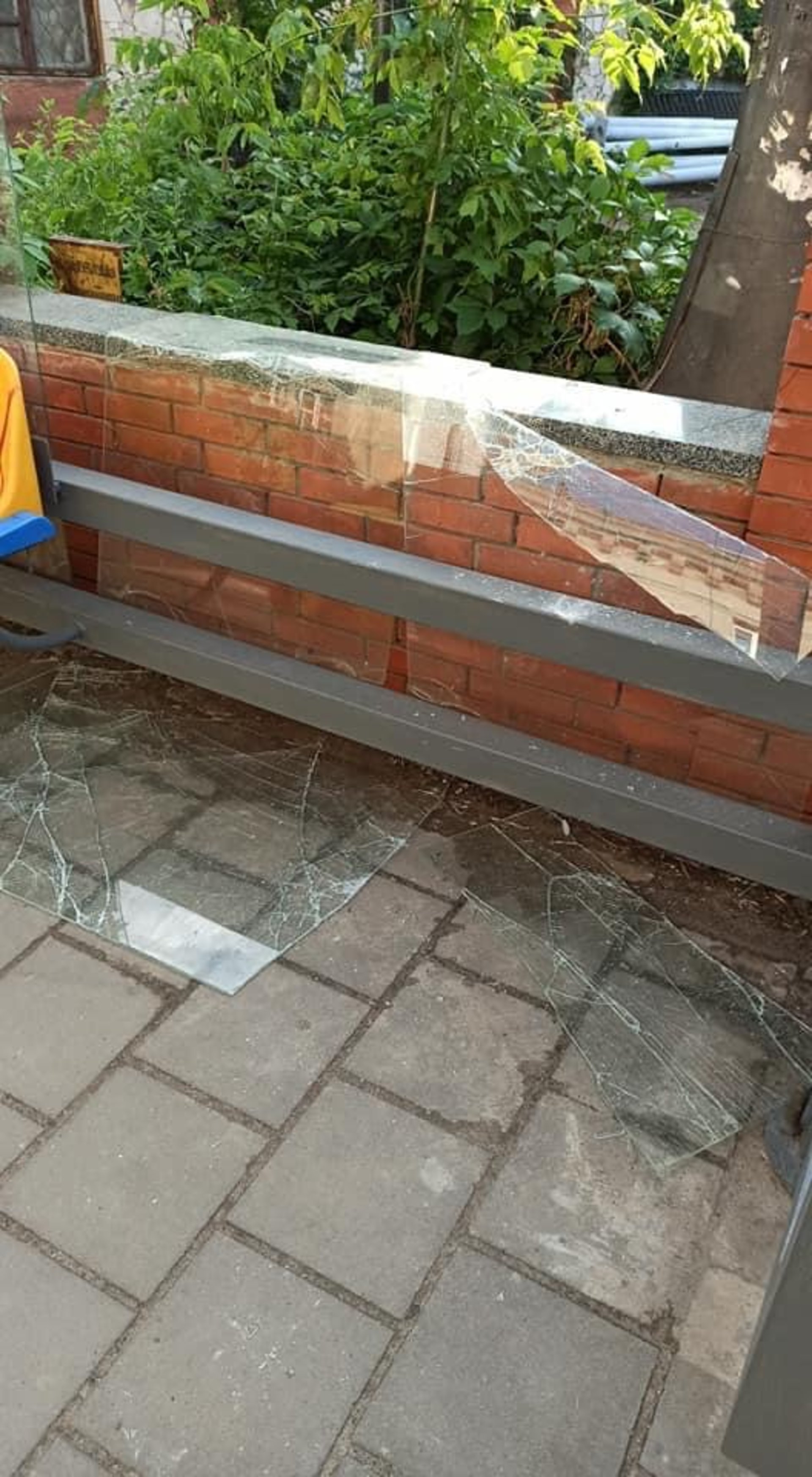 У Львові вже тиждень розбита зупинка на Промисловій, фото Варта-1