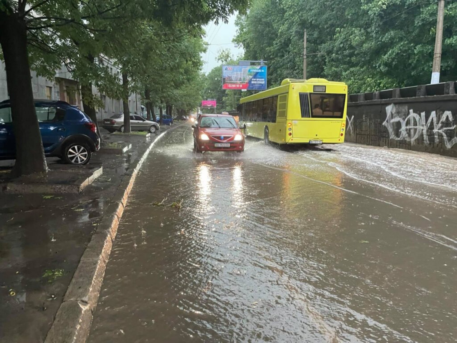 У Львові затопило вулицю Сахарова, фото Зручне місто