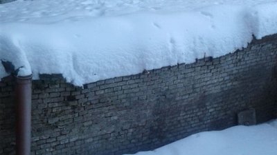У Львові сніг може завалити аварійну стіну будинку (ФОТО)