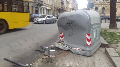 У центрі Львова позашляховик в'їхав у смітник (ФОТО)