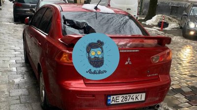 У Львові на автомобіль впала снігова брила