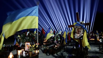 У Львові у небо запустили символічні світлові промені