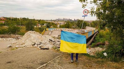У тимчасово окупованому Маріуполі учасник спротиву розгорнув прапор України