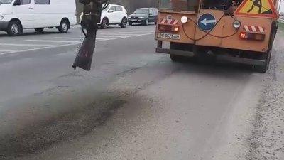 Як дорожники пневмо-струменевим методом ліквідовують ямковість на автодорозі Західний обхід Львова (ВІДЕО)