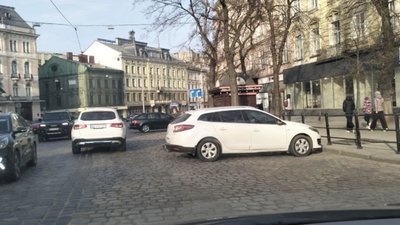 У центрі Львова у понеділок зранку залишили автомобіль