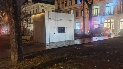 У центрі Львова змонтували туалет