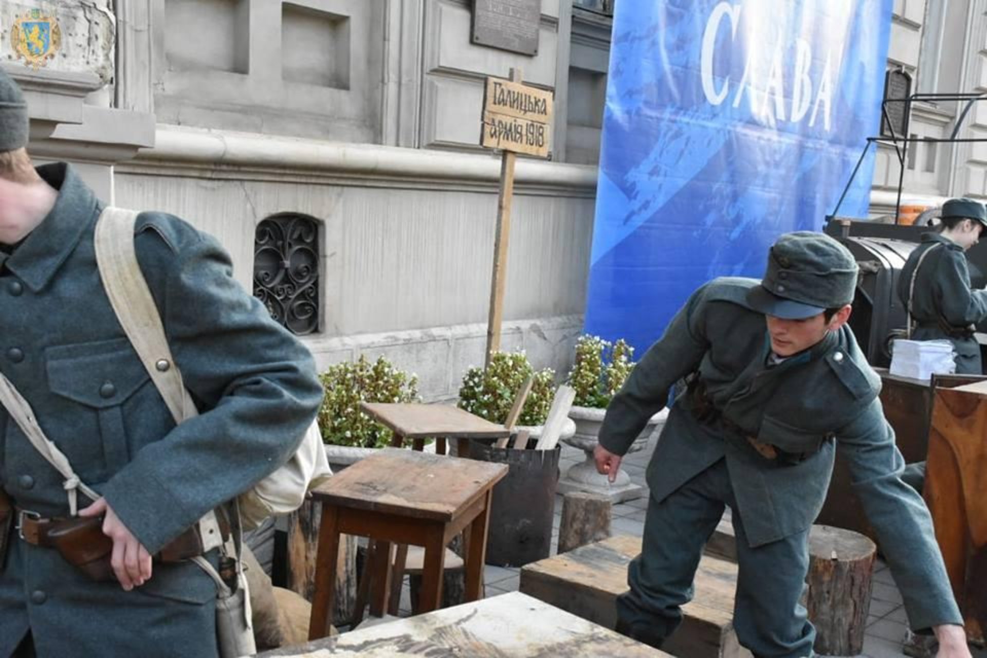 Біля будівлі Львівської ОДА реконструктори відтворюють події сторічної давнини