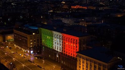Будівлю київської мерії підсвітили кольорами італійського прапору (ФОТО)