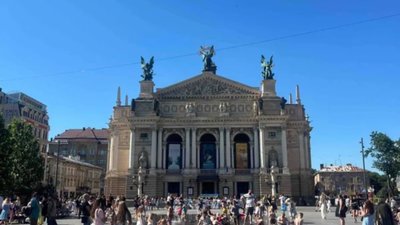 У Львові біля Оперного театру відкрили купальний сезон (ФОТО)