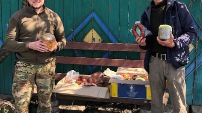 Військові 103 бригади ТрО передали освячені паски жителям прифронтових сіл Харківщини