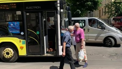У Львові пенсіонери штовхали тролейбус (ФОТО)