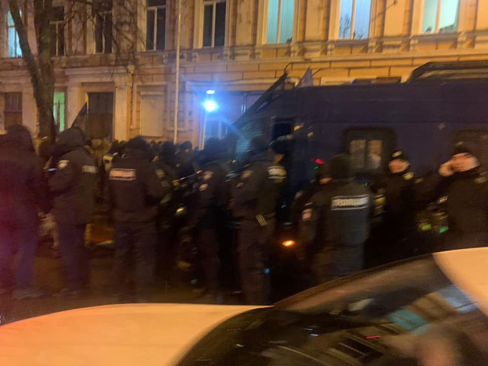 Під будівлю Печерського суду Києва зігнали автозаки, фото Олексія Гончаренка