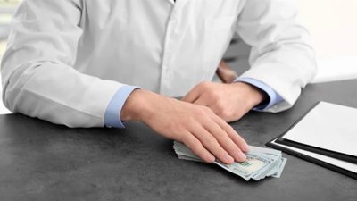 У Львові начальника рентгенкабінету відсторонили від посади через підозру в хабарі $1000