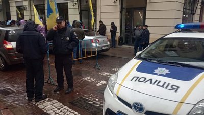 У центрі Львова мітингарі перекрили рух транспорту