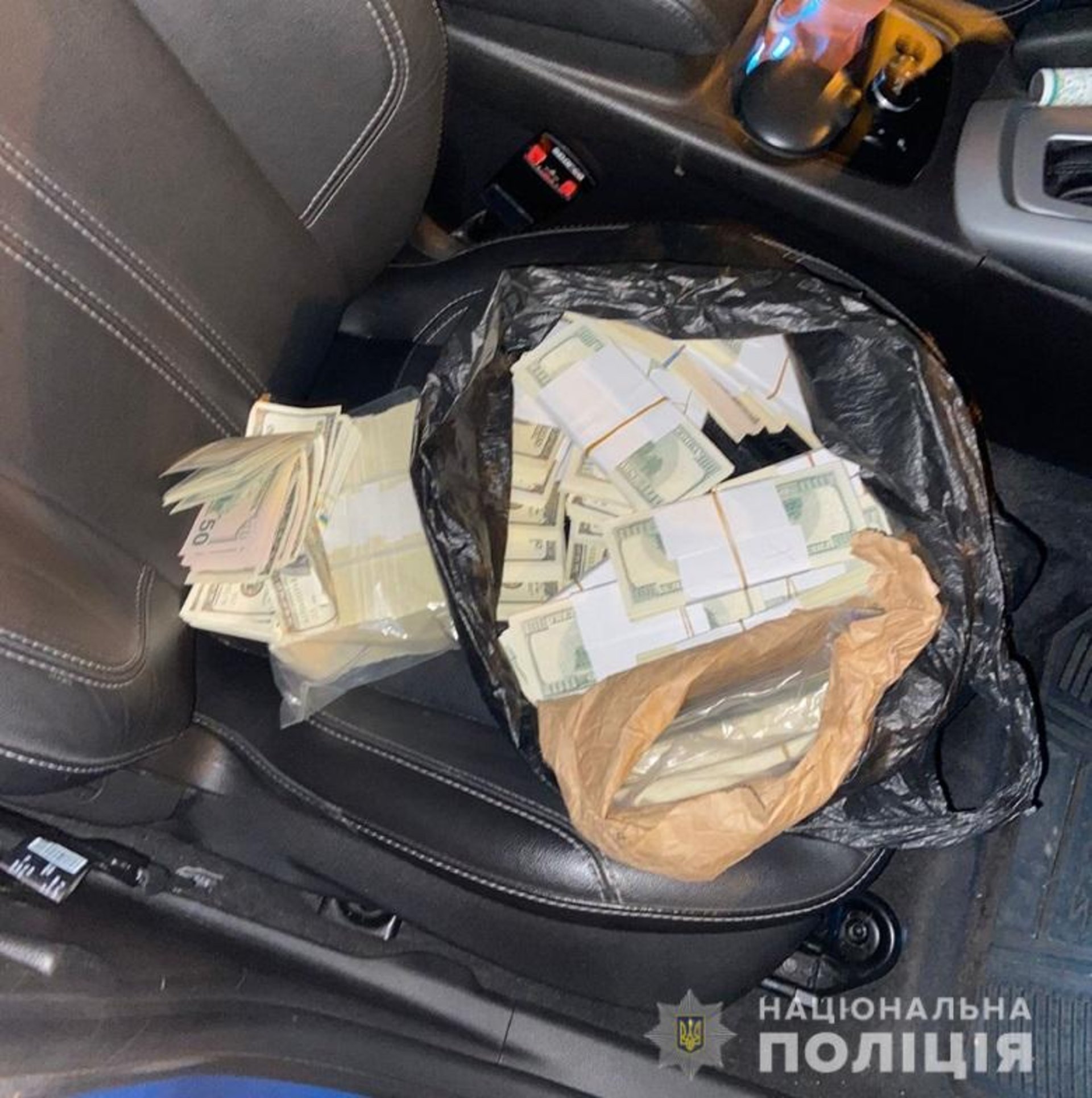 У Києві двоє чоловіків намагались збути 240 тисяч фальшивих доларів