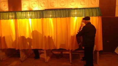 На Львівщині голосували не у кабінках та пробували видавали бюлетень без паспорта