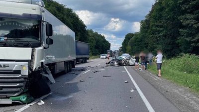 На Львівщині повністю перекрили рух на трасі (ФОТО)