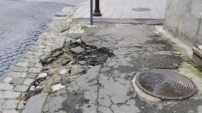 У Львові туристам показують вулицю з вщент розбитими тротуарами (ФОТО)