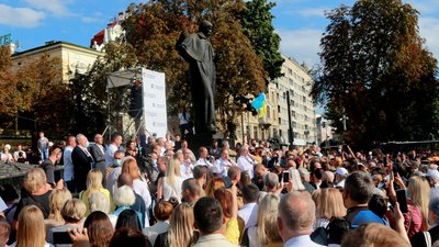 Петро Порошенко зустрічається із львів’янами у центрі міста (ВІДЕО)