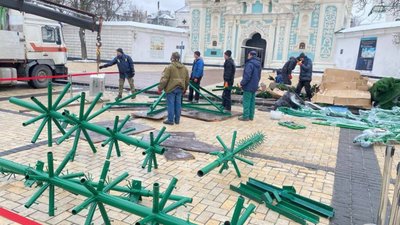 У Києві встановлюють головну ялинку країни (ФОТО)