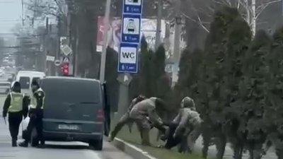 Поліція спостерігає, як ТЦК виловлює чоловіків в Україні (ВІДЕО)