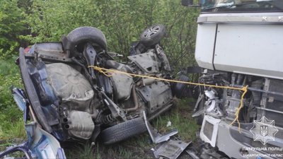 Внаслідок ДТП із вантажівкою на Закарпатті загинули три людини (ФОТО)