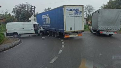 На Львівщині вантажівка не розминулась із мікроавтобусом (ФОТО)