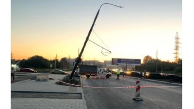 У Львові після ремонту вулиці падає електростовп (ФОТО)