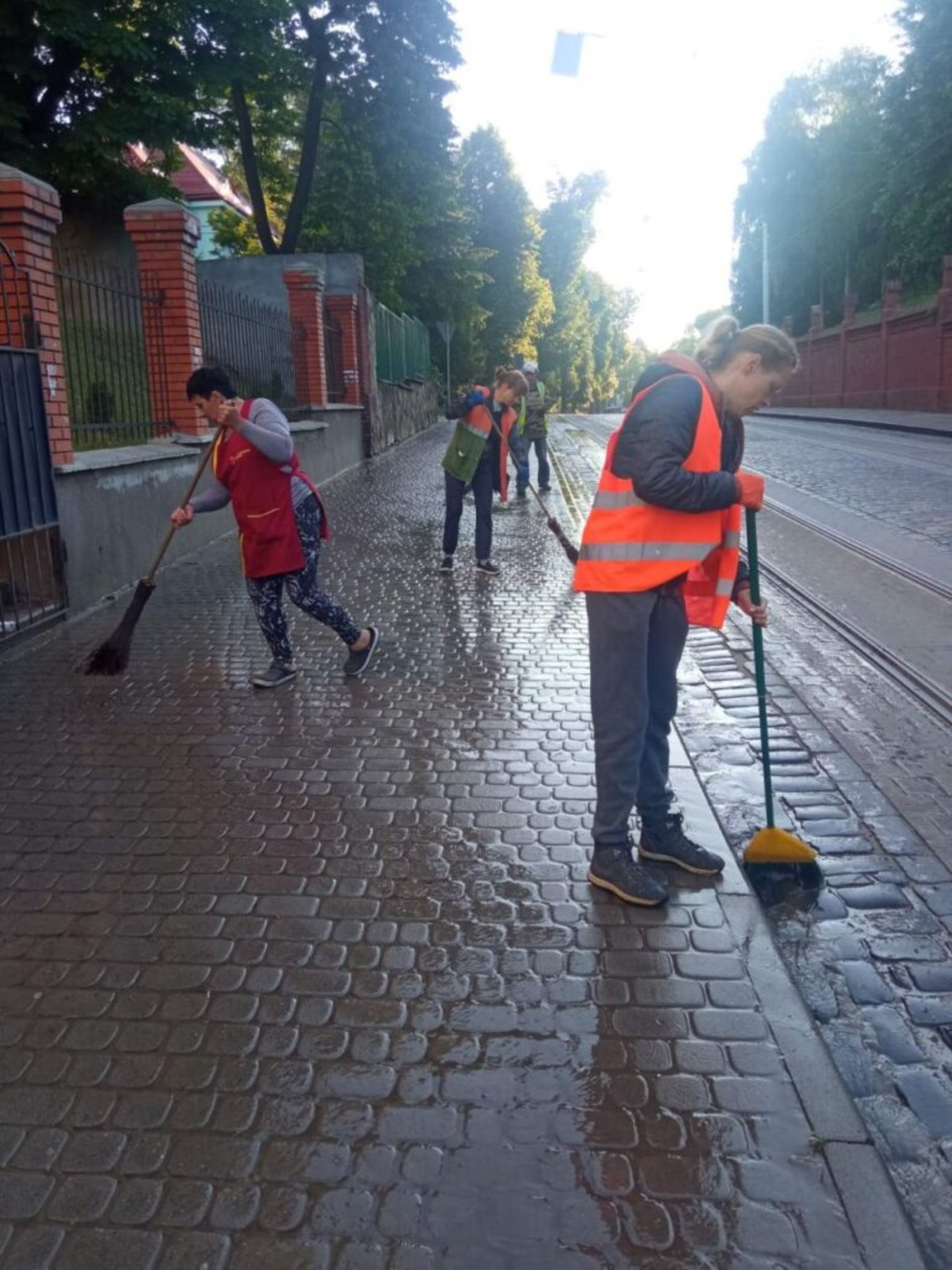 У Львові комунальники миють місто, фото ЛМР
