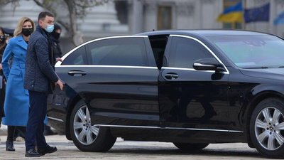 З'явилось відео, як автомобіль першої леді Олени Зеленської порушує правила дорожнього руху (ВІДЕО)