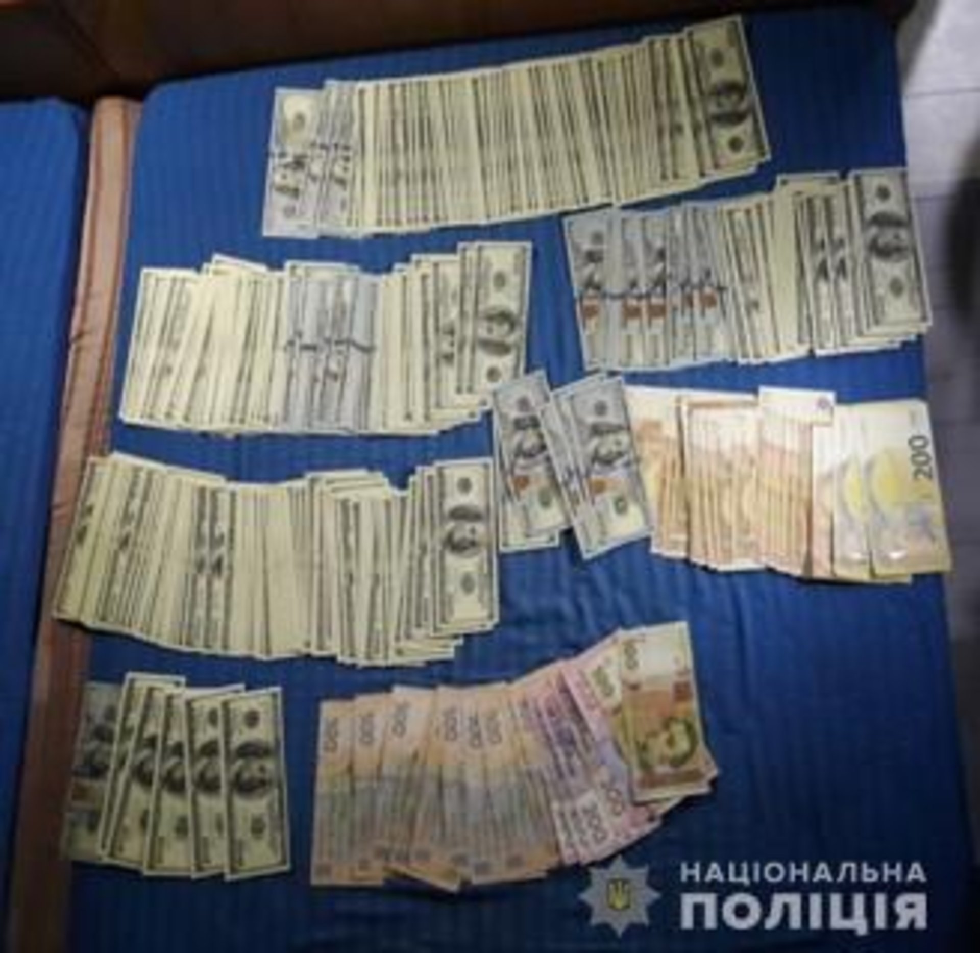 На Львівщині у банди, котра вимагала гроші у заробітчан, вилучили понад 50 тисяч доларів