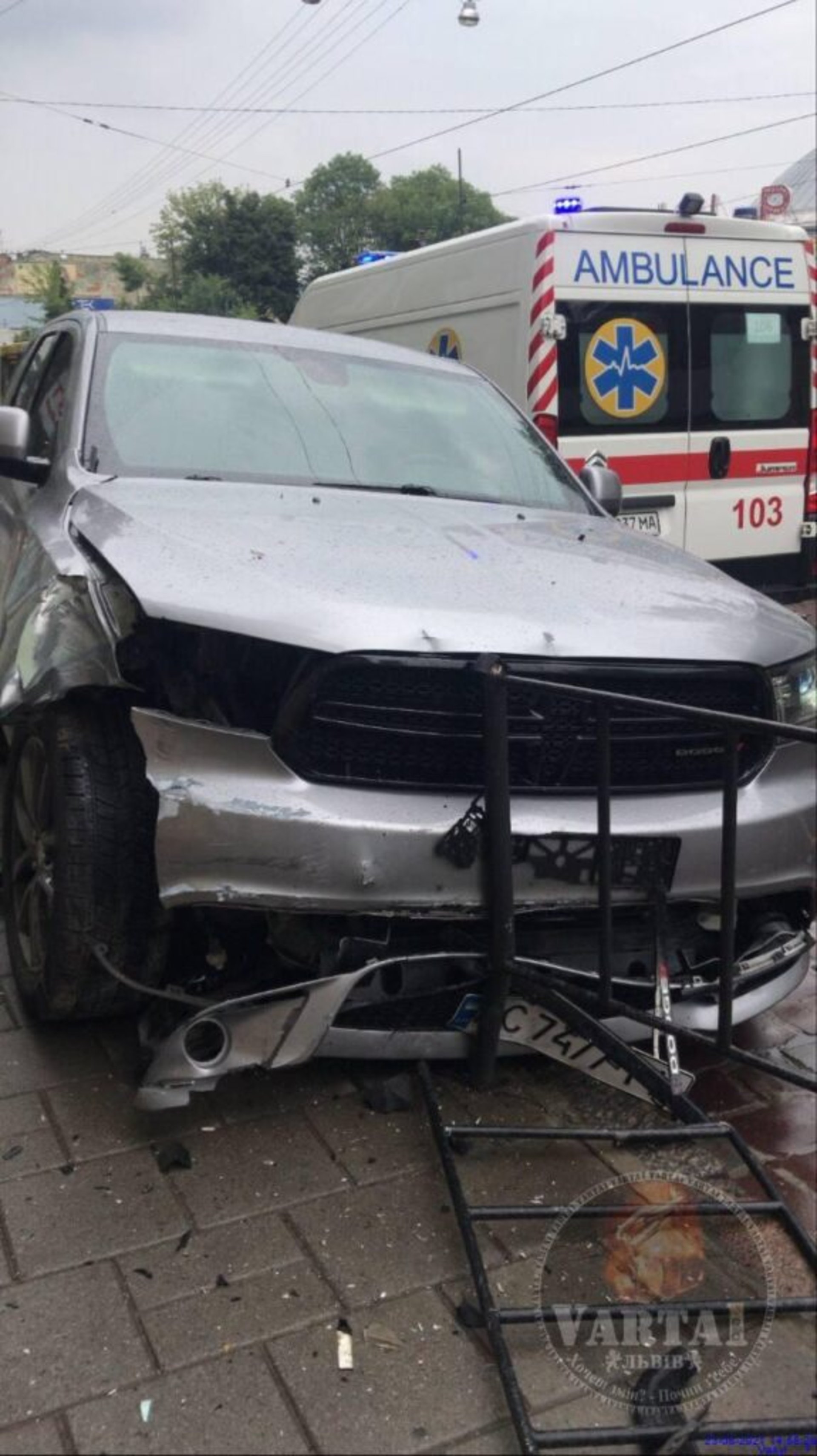 У Львові нетверезий водій скоїв наїзд на жінку з 2-річною дитиною у візочку