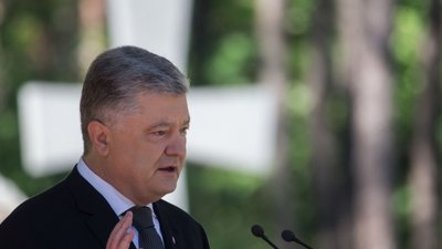 Зараз ворог намагається використати період політичної турбулентності, щоб зруйнувати наші досягнення на шляху реформ та європейської інтеграції – Порошенко