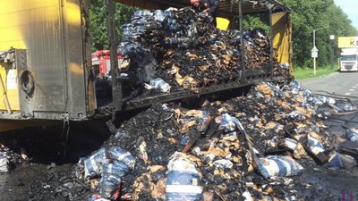 На Львівщині під час руху загорілася вантажівка з деревним вугіллям (ФОТО)