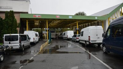 На Львівщині знову черги на кордоні