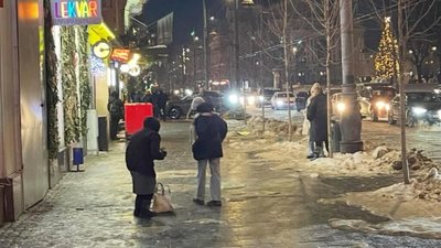 У центрі Львова жінка продає чищені горіхи