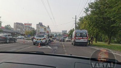 У Львові автомобіль не розминувся із мотоциклістом (ФОТО)