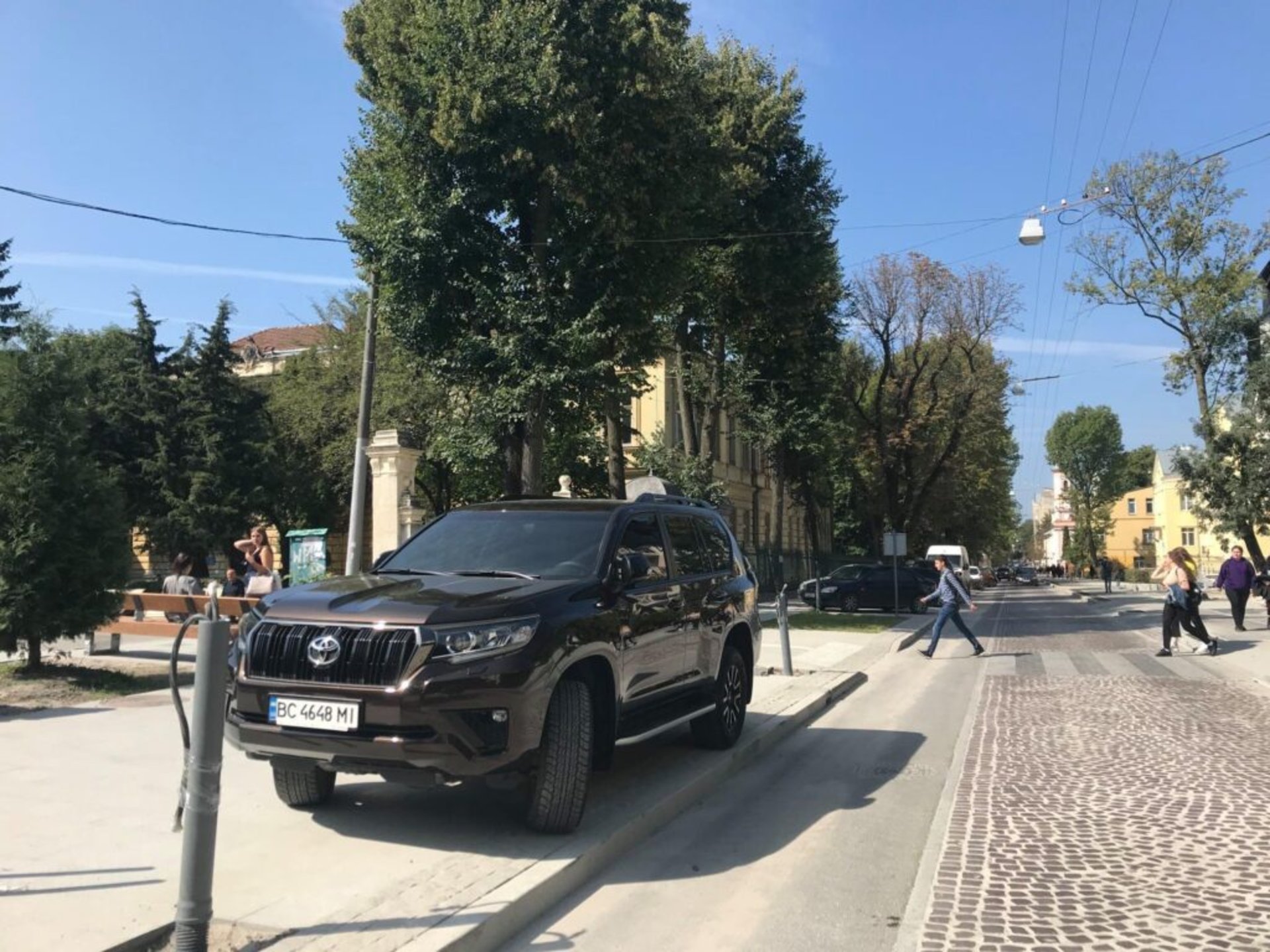 У Львові вулиця Пекарська перетворилась на парковку, фото Гаряча лінія міста Львова