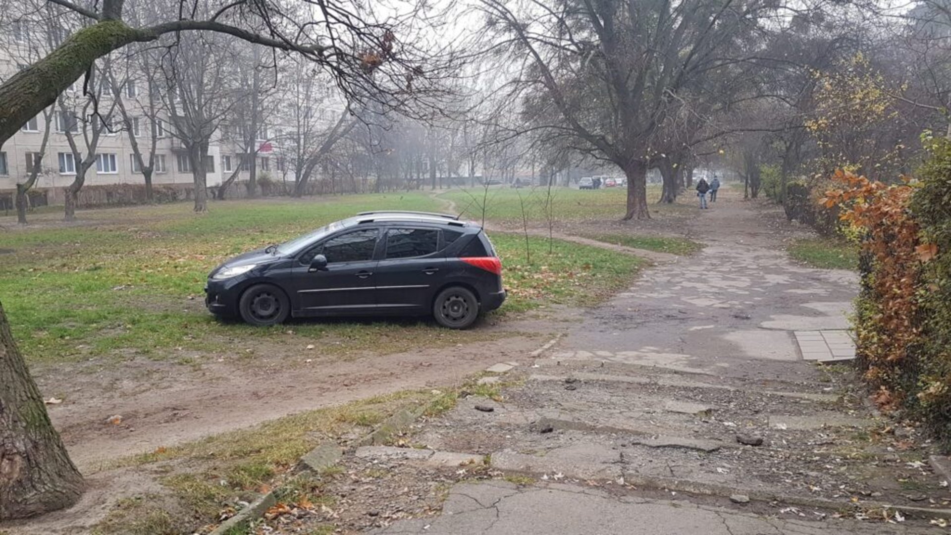 У Львові водій автомобіля із цікавим написом припаркувався із порушенням, фото РАГУlive
