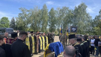 У братській могилі в Чернівцях поховали останки 16 військових