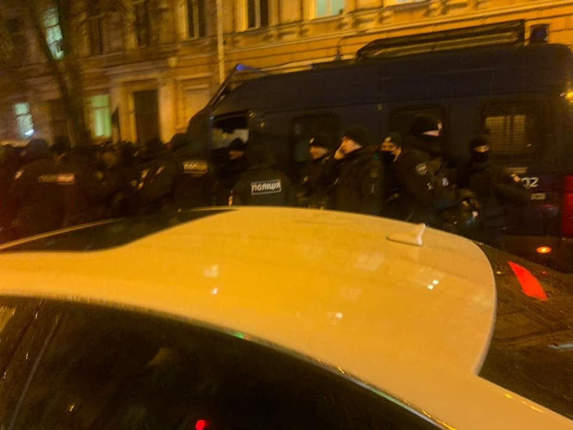 Під будівлю Печерського суду Києва зігнали автозаки, фото Олексія Гончаренка