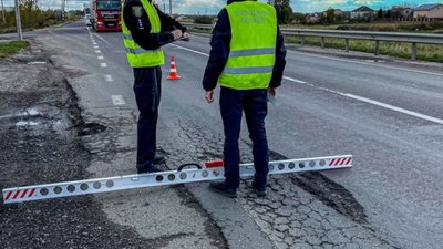 На Львівщині патрульні шукають ями